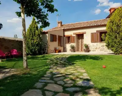 Casa Entre Acebedas y jardín con barbacoa